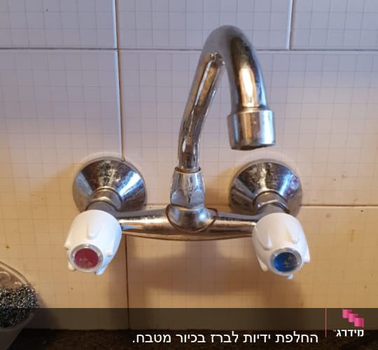 ברז מטבח עם ידיות חמות וקרות